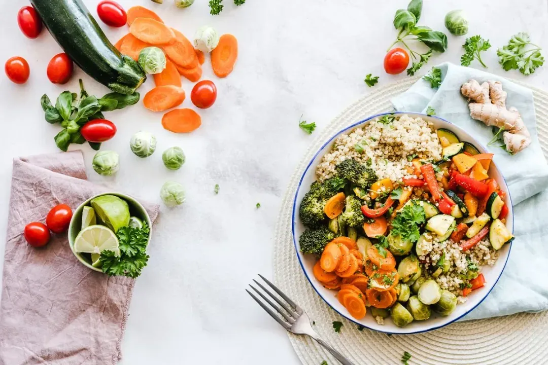 Piatto di verdure, cereali e legumi per un’alimentazione sana