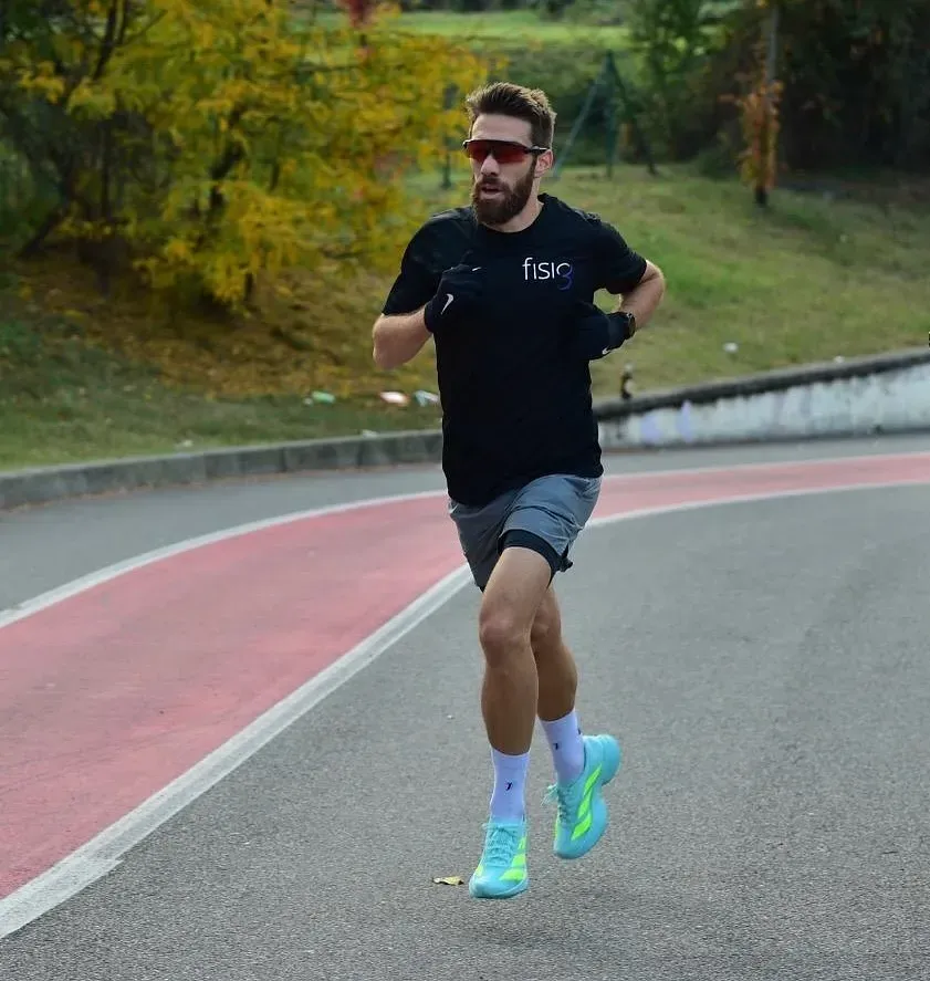 Lorenzo Marzagalli, fisioterapista e ultra runner, durante un allenamento di corsa su strada