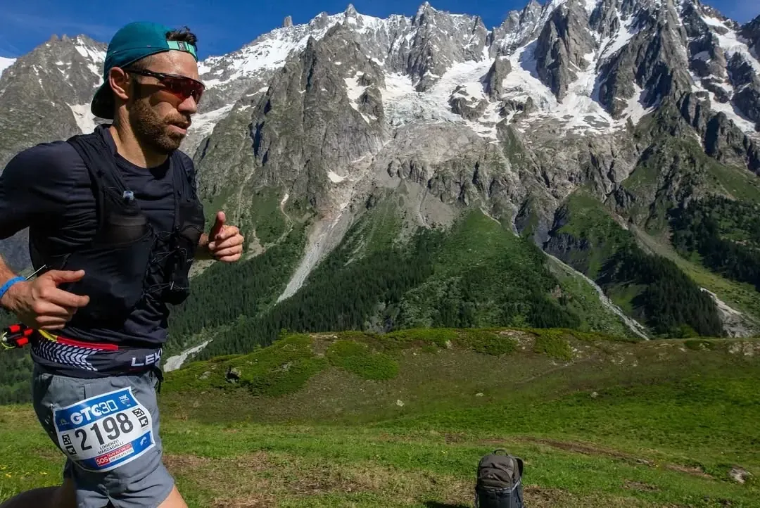 Lorenzo Marzagalli durante un trail running in alta quota, con il massiccio del Monte Bianco sullo sfondo