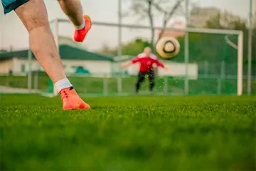 Calciatore che tira in porta su un campo da calcio