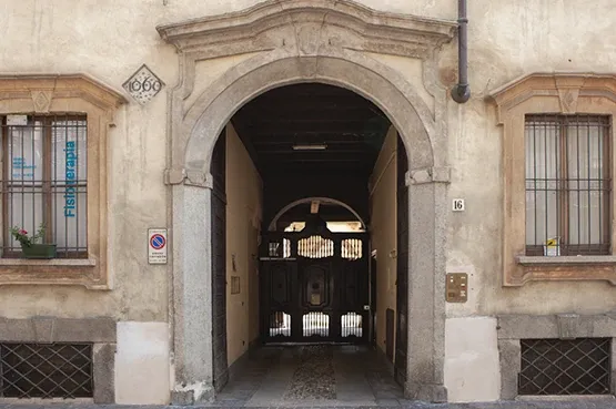 L’ingresso del palazzo dello studio in Corso Ettore Archinti 16, con il portone ad arco