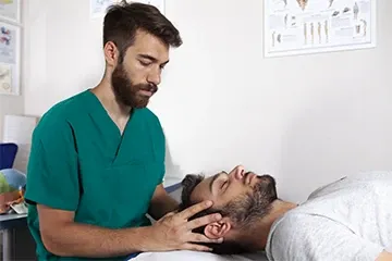 Trattamento manuale del collo con il paziente sdraiato